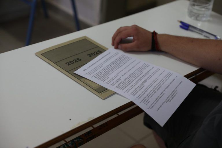 Πανελλαδικές 2025: Πού μηδενίστηκαν γραπτά –  Σκονάκια, κινητά και … μικρόφωνα-στυλό οι ένοχοι
