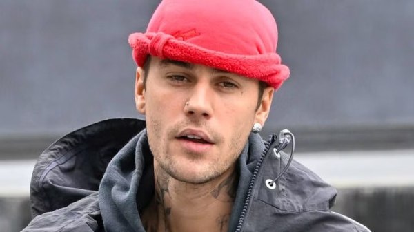 Ο Τζάστιν Μπίμπερ αλλάζει το όνομά του στο Instagram και υπερβάλλει με 12 αναρτήσεις σε μια  ημέρα