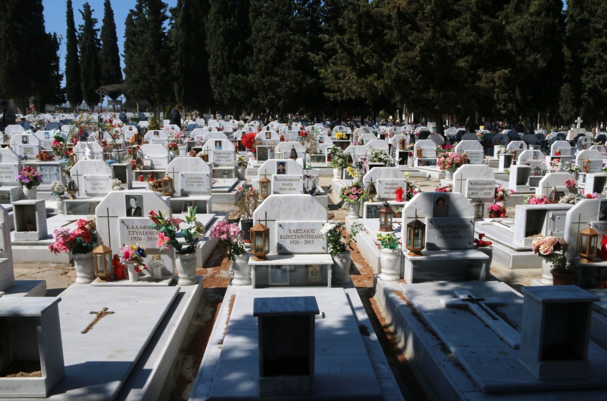 Θεσσαλονίκη: Πατέρας και γιος έδειραν εργαζόμενο στα κοιμητήρια κατά τη διάρκεια εκταφής