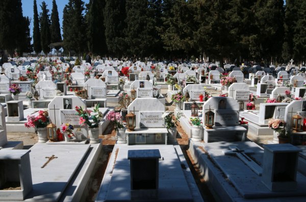 Θεσσαλονίκη: Πατέρας και γιος έδειραν εργαζόμενο στα κοιμητήρια κατά τη διάρκεια εκταφής