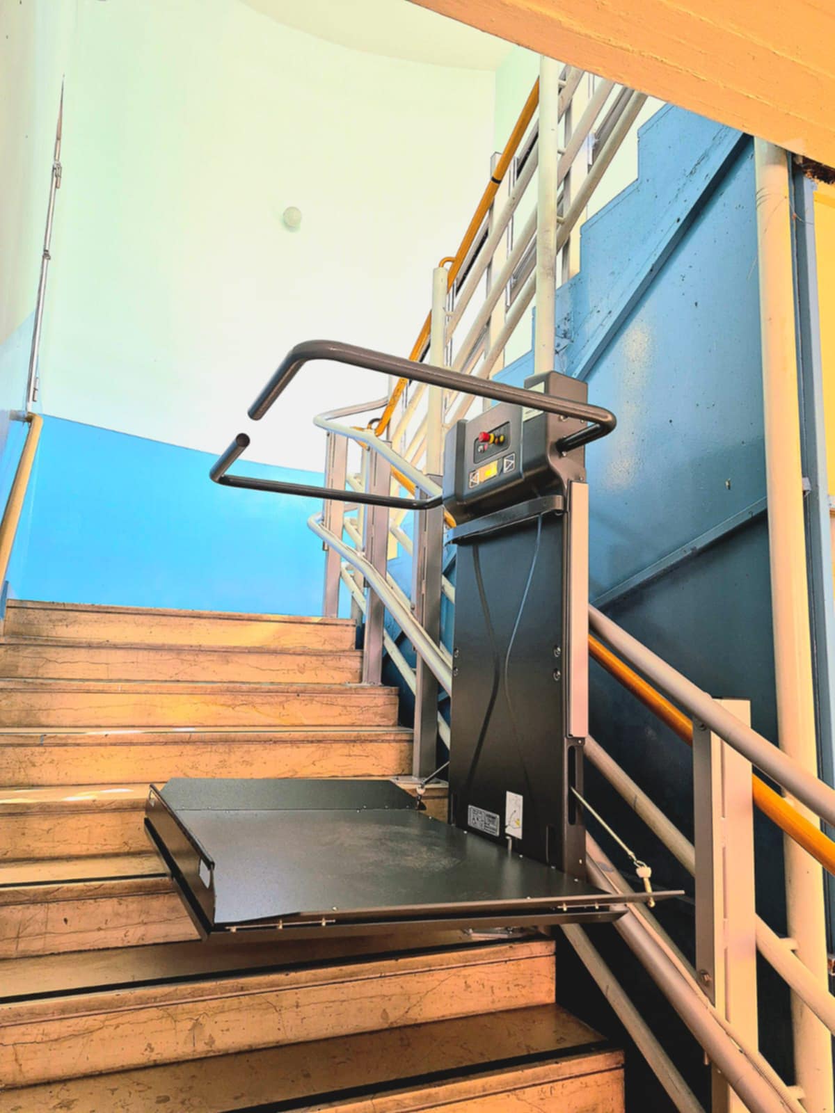 Τοποθέτηση δύο αναβατορίων για ΑμεΑ από τον Δήμο Πειραιά σε σχολικές μονάδες των Καμινίων