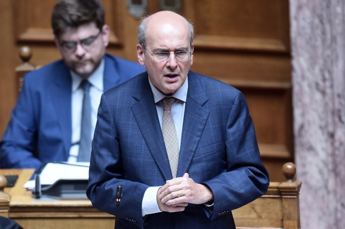 Χατζηδάκης: Διπλή ανησυχία για τη Μέση Ανατολή – Αυστηροί έλεγχοι για αισχροκέρδεια στα καύσιμα