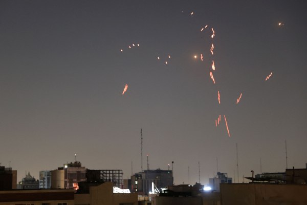 Μέση Ανατολή: Η στιγμή που ιρανικοί πύραυλοι διασχίζουν τον ουρανό της Ιορδανίας – Ορατοί και από την Κύπρο