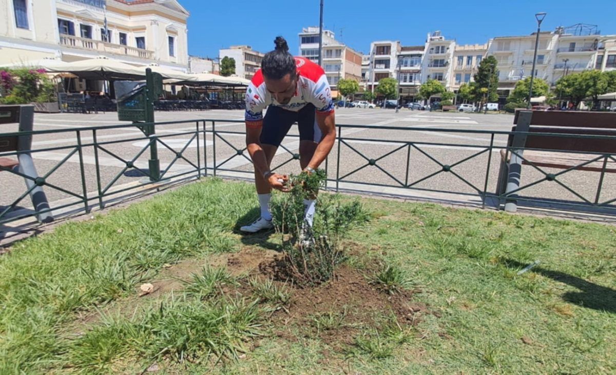 Ο Ιταλός ποδηλάτης που μετέφερε και φύτεψε μια Μυρτιά στην Σπάρτη