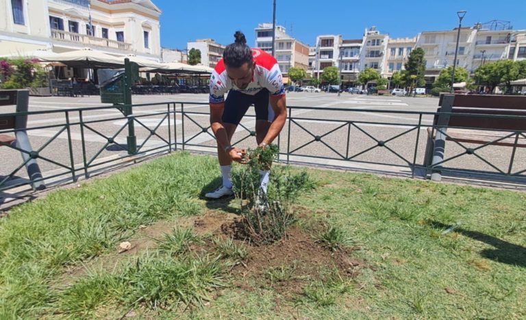 Ο Ιταλός ποδηλάτης που μετέφερε και φύτεψε μια Μυρτιά στην Σπάρτη
