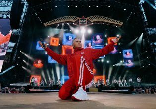 Ο Ρόμπι Γουίλιαμς «τρολάρει» τους οπαδούς της Άρσεναλ στο Emirates