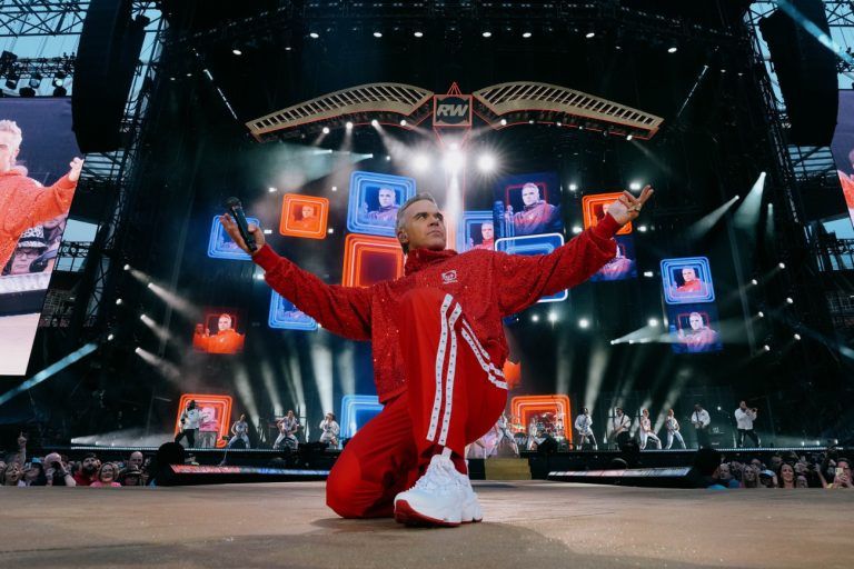 Ο Ρόμπι Γουίλιαμς «τρολάρει» τους οπαδούς της Άρσεναλ στο Emirates