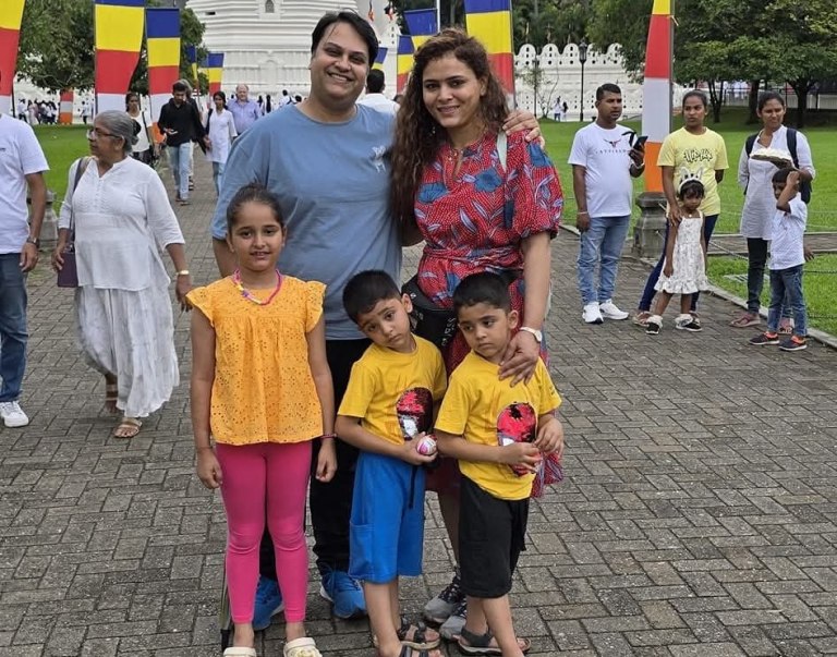 Ινδία: Η τελευταία selfie οικογένειας μέσα στο αεροπλάνο της Air India – Μετακόμιζε στο Λονδίνο για μια νέα αρχή