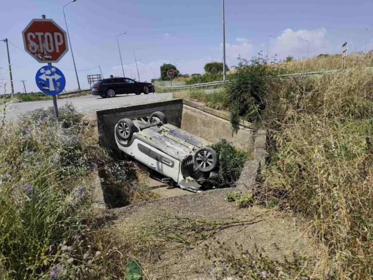 Χαλκιδική: Σφοδρό τροχαίο για τον δήμαρχο Νέας Προποντίδας – Το αυτοκίνητο που επέβαινε τούμπαρε και έπεσε σε χαντάκι