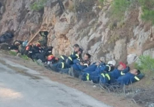 Συγκλονιστική εικόνα στη Χίο: Εξαντλημένοι πυροσβέστες κοιμούνται στο δρόμο
