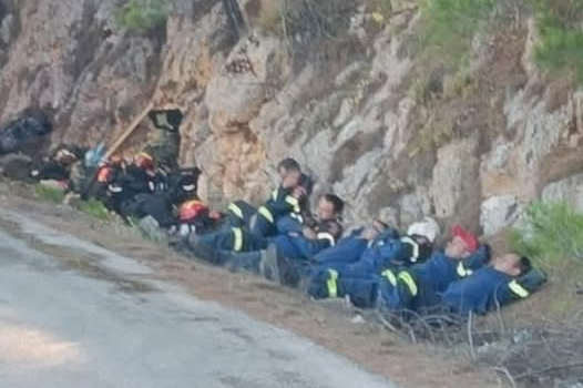 Συγκλονιστική εικόνα στη Χίο: Εξαντλημένοι πυροσβέστες κοιμούνται στο δρόμο  | in.gr