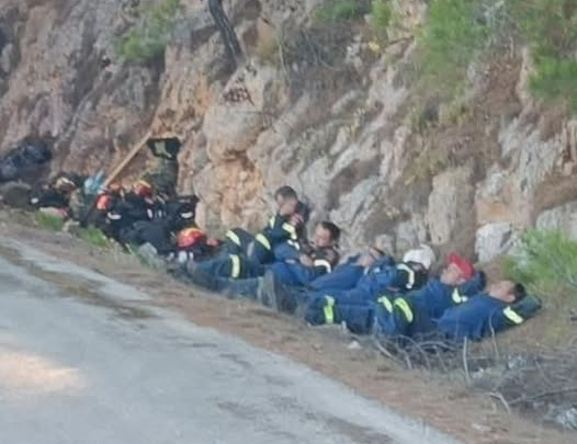 Συγκλονιστική εικόνα στη Χίο: Εξαντλημένοι πυροσβέστες κοιμούνται στο δρόμο