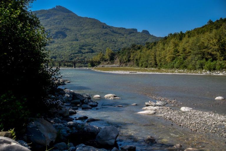Άρτα: Δύο ανήλικοι ανασύρθηκαν χωρίς τις αισθήσεις τους από τον ποταμό Άραχθο