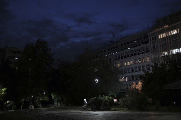 Η υπόθεση της Πλατείας Κλαυθμώνος: Μια στημένη καταγγελία ενδοοικογενειακής βίας με φόντο την επιμέλεια τέκνου – Ο πατέρας του παιδιού μιλά στο in