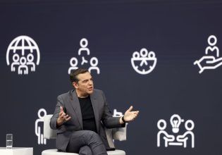 Δύο επιθέσεις από Μαξίμου σε λίγες ώρες στον Τσίπρα, που… «καθόλου δεν τους προβληματίζει» τι θα κάνει