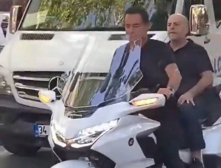 Ο Γιάννης Αλαφούζος συνοδηγός στο μηχανάκι του Ατζούν (vid)