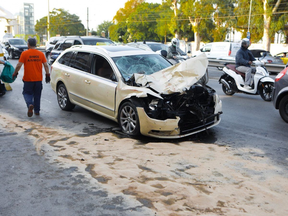 Τροχαίο στην Ποσειδώνος: Καρέ-καρέ η θανατηφόρα σύγκρουση του ταξί με το απορριμματοφόρο – Τι εξετάζει η Τροχαία