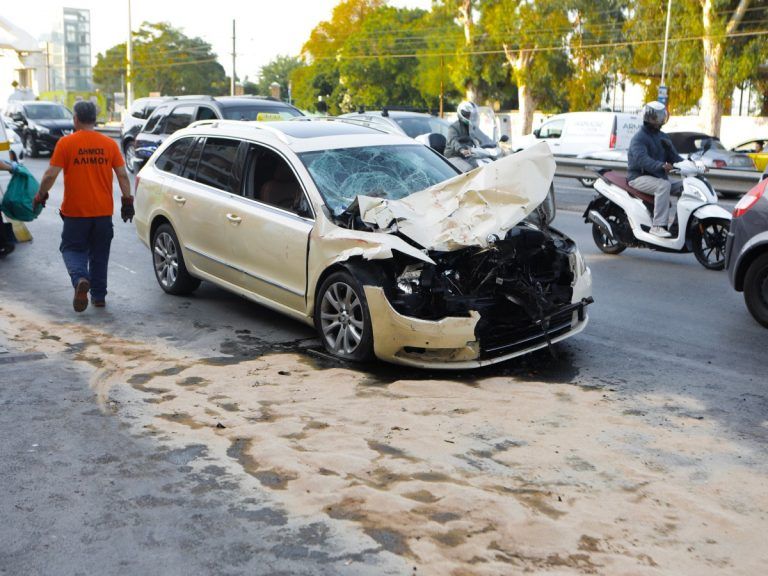 Τροχαίο στην Ποσειδώνος: Καρέ-καρέ η θανατηφόρα σύγκρουση του ταξί με το απορριμματοφόρο – Τι εξετάζει η Τροχαία