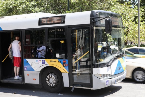 Πετρούπολη: «Τον κλώτσαγαν στο πρόσωπο ενώ ήταν λιπόθυμος» – Τι λέει ο πατέρας του 15χρονου