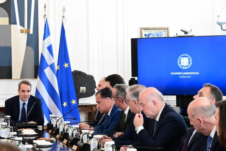 ΠΑΣΟΚ: Υπουργοί διαγκωνίζονται για εσωκομματικά βιλαέτια της ΝΔ – Ο Μητσοτάκης θα παραμείνει θεατής;