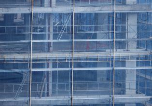 Στέγαση: Επιμένουν τα προβλήματα, χωρίς αντίκρισμα οι κυβερνητικές επιλογές