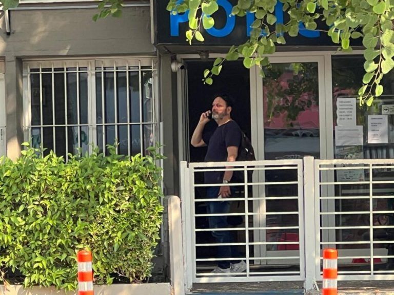 Στο ΑΤ Γλυφάδας γνωστός τραγουδιστής για επεισόδιο ενδοοικογενειακής βίας