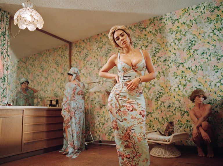 Η Κιμ Καρντάσιαν συνεργάζεται με τον Roberto Cavalli δημιουργώντας μια καυτή vintage συλλογή