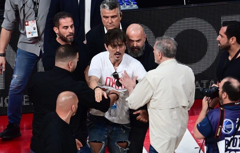 Ένταση στο ΣΕΦ με Γιαννακόπουλο: Τον απέβαλαν οι διαιτητές – Έφυγε πριν το τζάμπολ