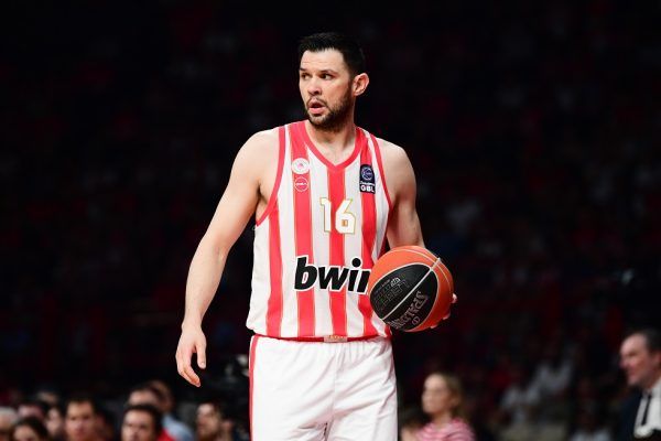 Παπανικολάου: «Βάλαμε ομπρέλα προστασίας πάνω από την ομάδα»