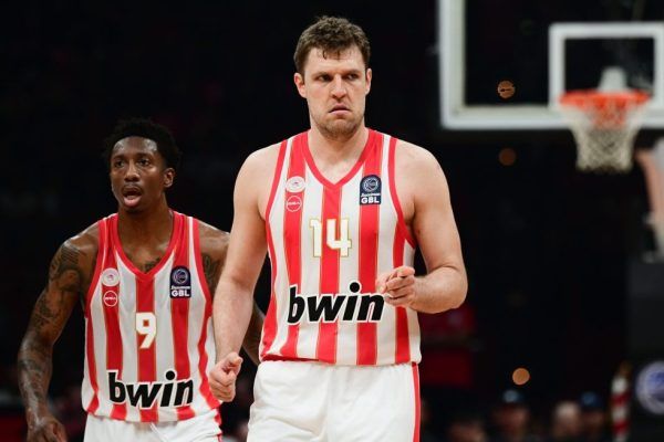 Βεζένκοφ: «Βρεθήκαμε 20 πόντους μπροστά και πήγαμε να πάθουμε κάτι που έχουμε ξαναπάθει».