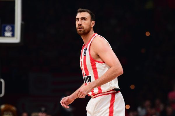 Ο ατζέντης του Μιλουτίνοφ μίλησε για το μέλλον του Σέρβου σέντερ (pic)