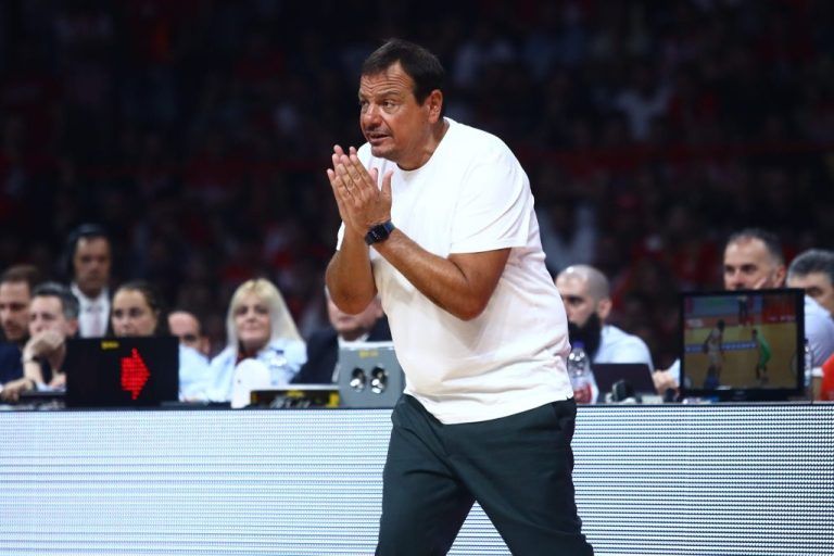 Η είσοδος του Αταμάν στο ΣΕΦ – Αποδοκιμασίες από τον κόσμο (vid)