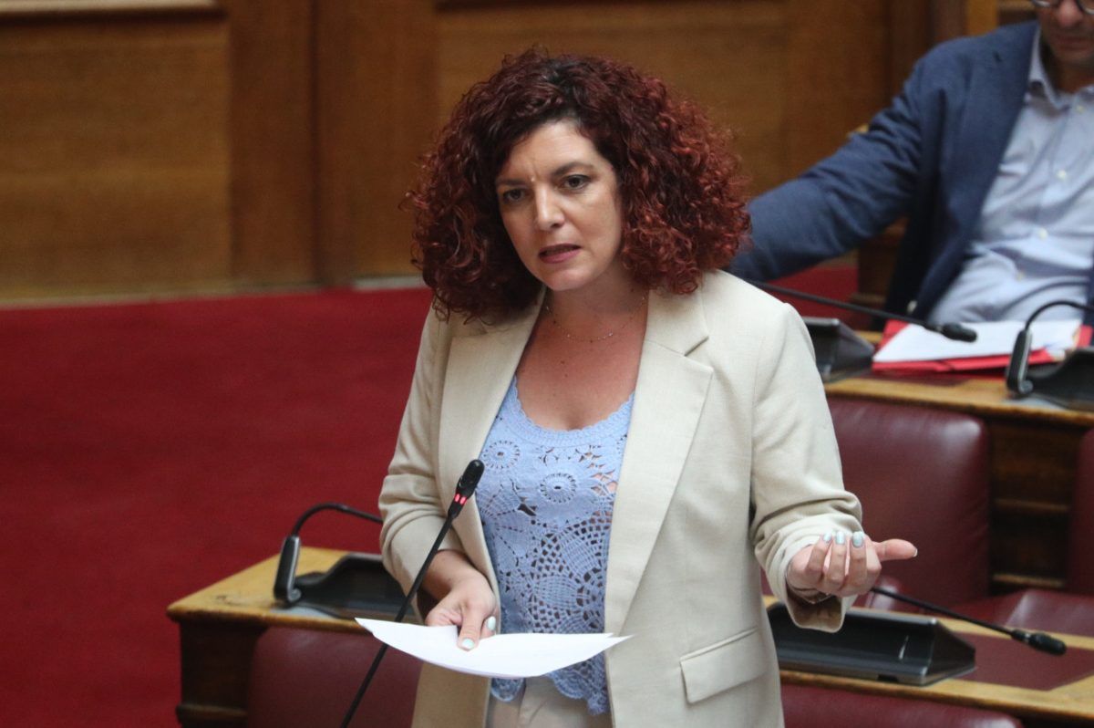 Κομνηνάκα: Η κυβέρνηση επιχειρεί να «ξεπλύνει» τον Καραμανλή – Οι αιτίες της τραγωδίας στα Τέμπη παραμένουν