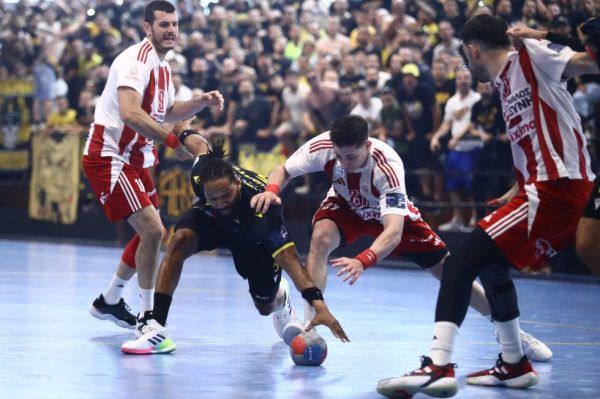 Η ΔΕΑΒ τιμώρησε με μια αγωνιστική την ΑΕΚ – Χωρίς κόσμο ο πέμπτος τελικός με τον Ολυμπιακό