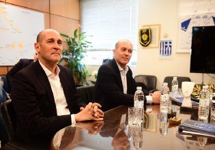 Δύο ώρες κράτησε η συνάντηση Βρούτση-Αγγελόπουλων (vid)