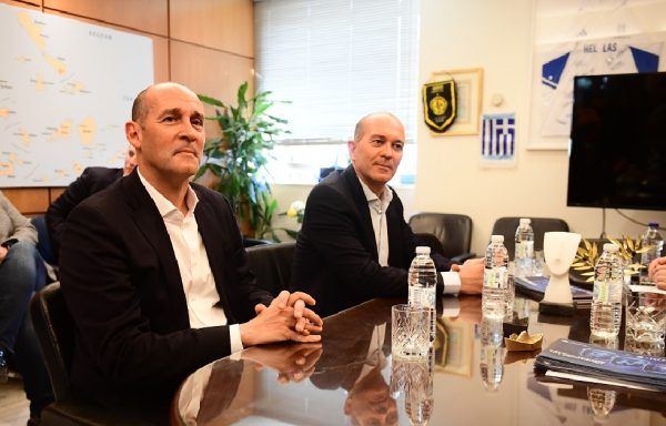 Δύο ώρες κράτησε η συνάντηση Βρούτση-Αγγελόπουλων (vid)