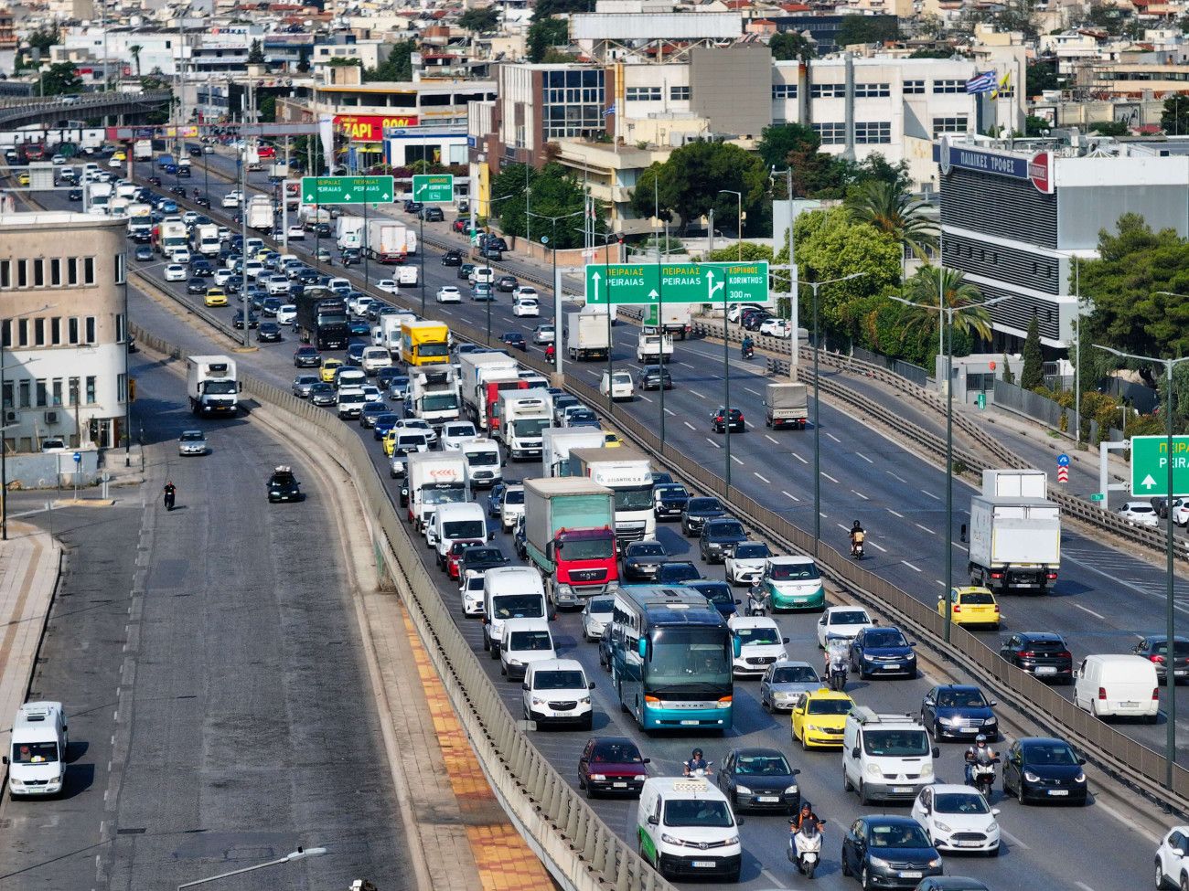 Στο… δρόμο για τριήμερο οι Αθηναίοι: Εγκαταλείπουν με κάθε τρόπο το λεκανοπέδιο