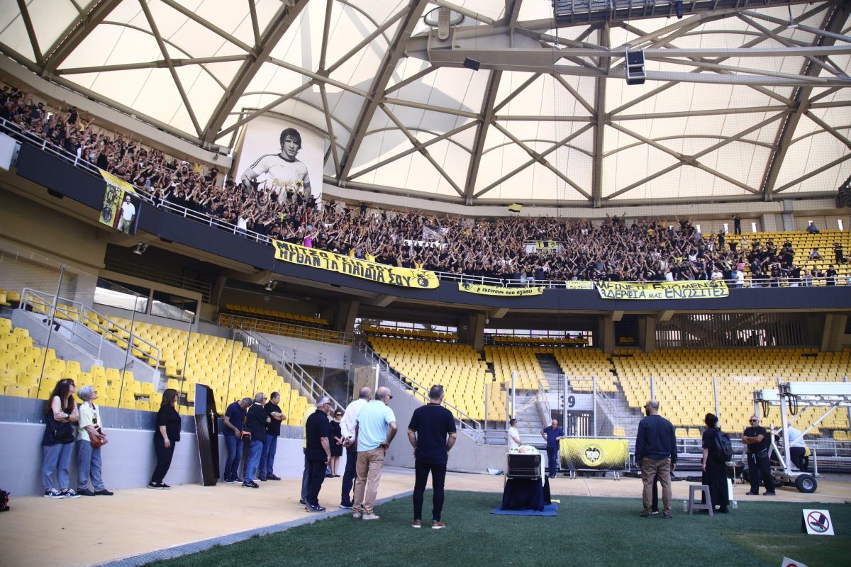 Η σορός του Δημήτρη Χατζηχρήστου στην Opap Arena – Στο πέταλο οι φίλοι της ΑΕΚ (pics)