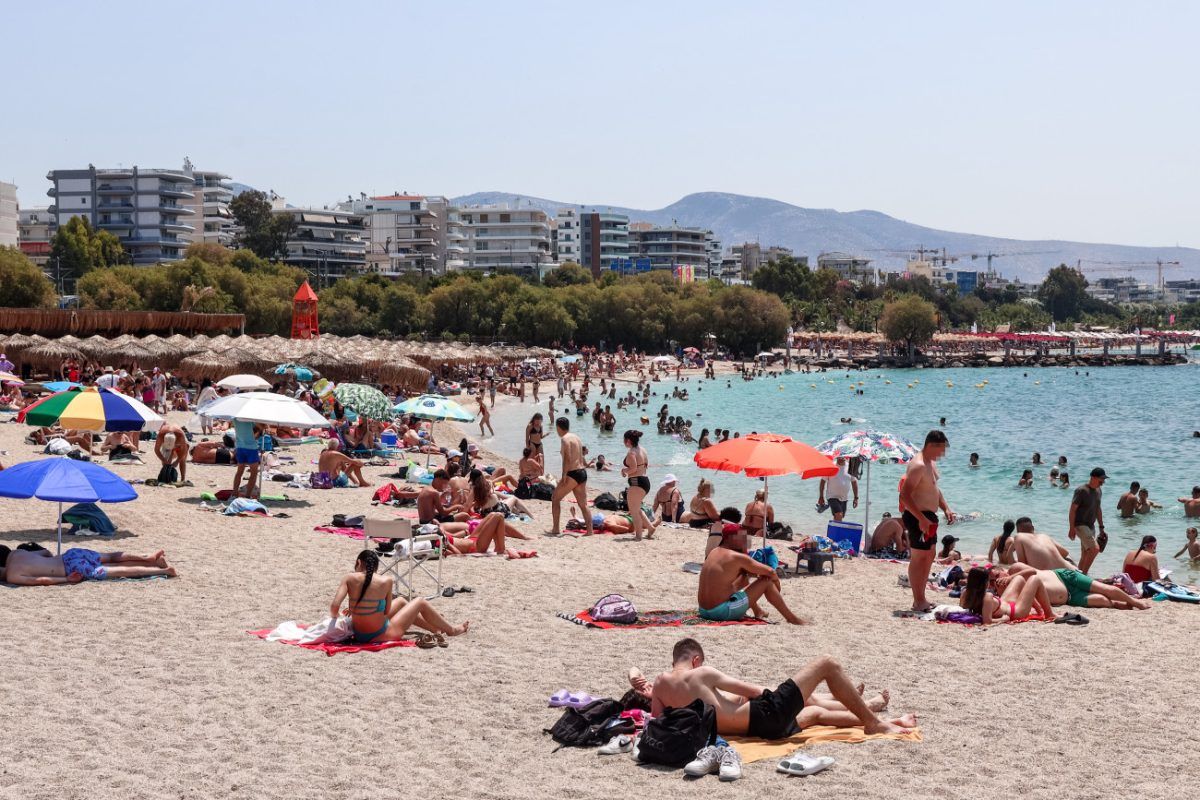 Ζέστη: Γέμισαν με κόσμο οι παραλίες στην Αττική – Πόσο κοστίζει η βουτιά
