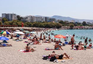 Ζέστη: Γέμισαν με κόσμο οι παραλίες στην Αττική – Πόσο κοστίζει η βουτιά