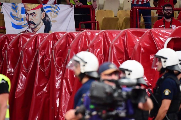 Ελληνικές σημαίες και ισχυρές αστυνομικές δυνάμεις στο ΣΕΦ πριν το Game 4 (vid+pics)