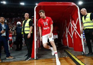 Η είσοδος Ολυμπιακού και Παναθηναϊκού στο παρκέ του ΣΕΦ (vids)