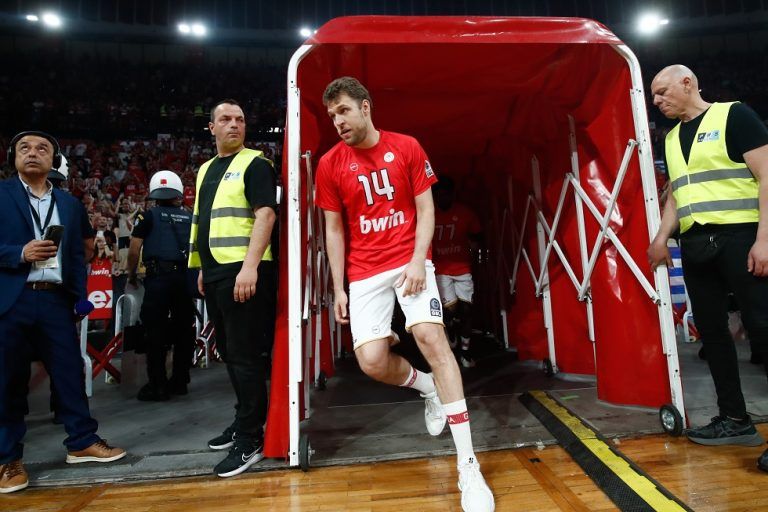 Η είσοδος Ολυμπιακού και Παναθηναϊκού στο παρκέ του ΣΕΦ (vids)