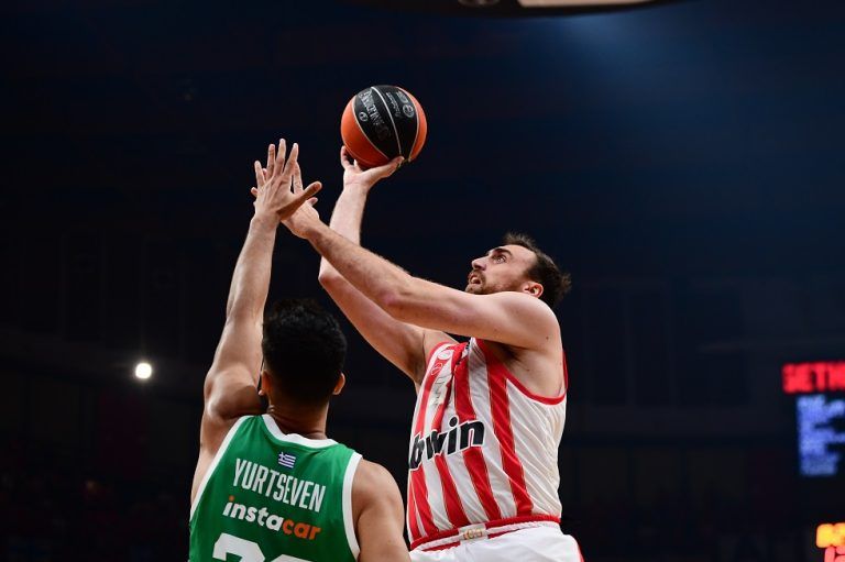 Το δύσκολο καλάθι του Μιλουτίνοφ μετά από επιθετικό ριμπάουντ (vid)