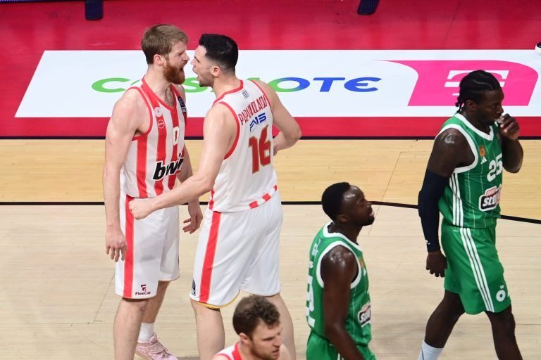 Εξαιρετική κυκλοφορία της μπάλας και καλάθι από τον Παπανικολάου (vid)