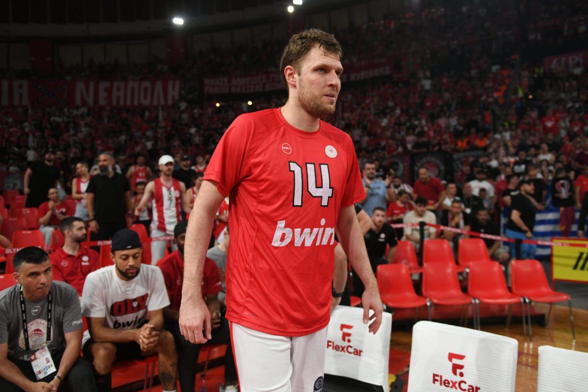 Ολυμπιακός: Δίπλα στον πάγκο ο Βεζένκοφ (pic)