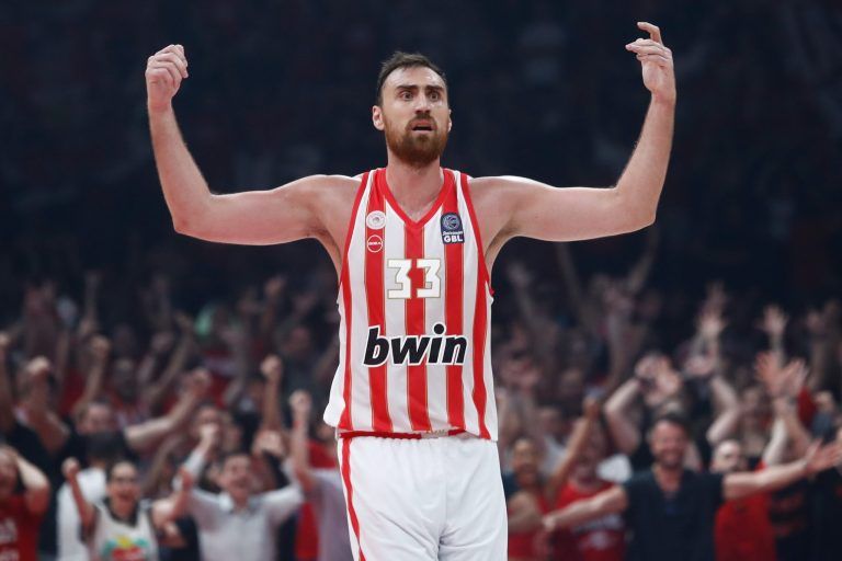 Αποκάλυψη από την Ιταλία: «Ο Μιλουτίνοφ συμφώνησε με την Αρμάνι – Κλείνει Μπούκερ ο Ολυμπιακός» (vids)