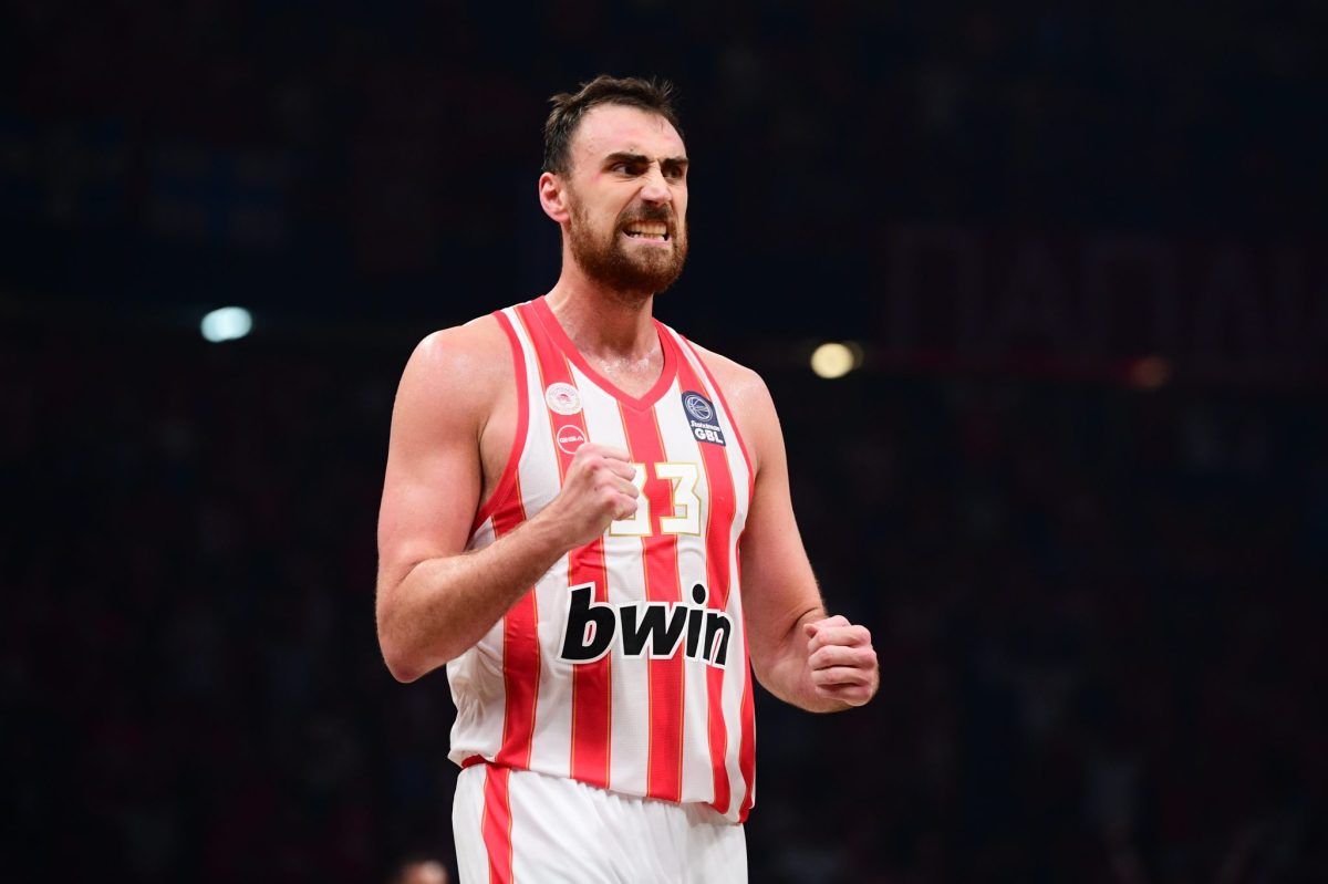 Απίθανη ανατροπή με Μιλουτίνοφ: Έντονη φημολογία για τον Σέρβο σέντερ