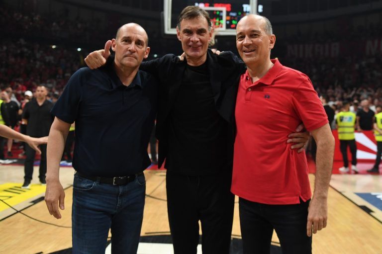 Η πανηγυρική φωτογραφία του Μπαρτζώκα με τους Αγγελόπουλους (pic)