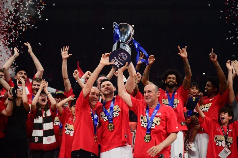 Ολυμπιακός: Η απονομή, η αποθέωση και οι πανηγυρισμοί των Αγγελόπουλων (vids)